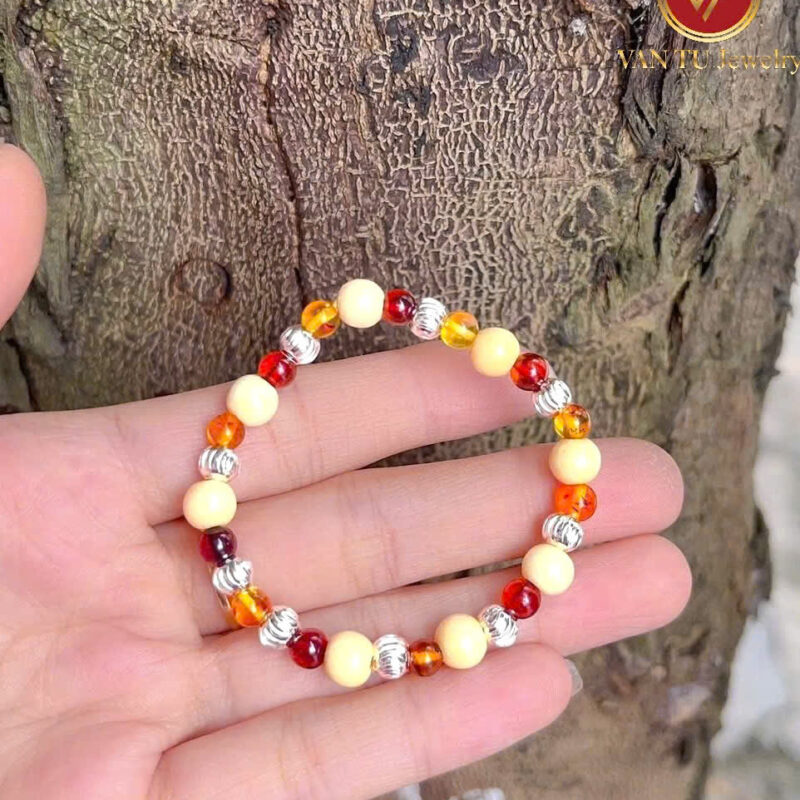 Vòng hổ phách dâu mix bi bạc cho bé